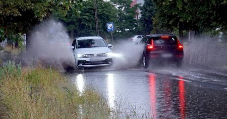 IMGW ostrzega: burze z gradem na południu i wschodzie kraju