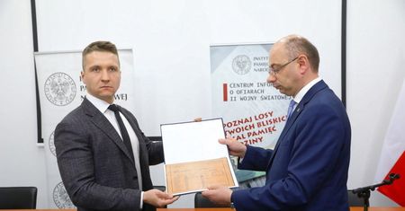 W Archiwum IPN przekazano złotą obrączkę więźnia KL Auschwitz jego prawnukowi