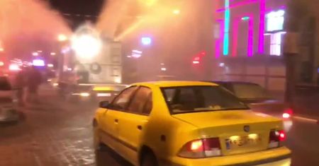 Ciężarówki dezynfekują ulice miasta Ahwaz w Iranie