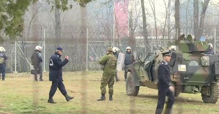 Syryjscy uchodźcy usiłowali przedostać się na terytorium Grecji. Policja użyła gazu łzawiącego