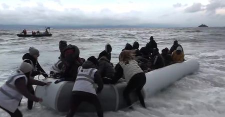 Grecka straż przybrzeżna pomogła migrantom. 27 osób, w tym kobieta w ciąży, dostało się na Lesbos