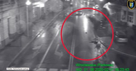 Rozpędzony samochód uderzył w bariery ochronne i przeleciał na sąsiedni pas autostrady. Kierowca wypadł z lecącego auta