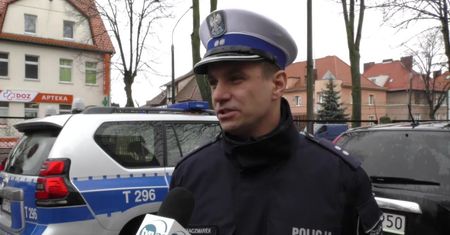 Pijany pędził ulicą, najpierw uderzył w krawężnik, później w słup. 19-latek jechał bez prawa jazdy