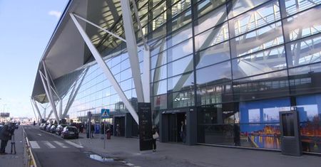 Dodatkowe kontrole podróżnych z Włoch na lotnisku w Gdańsku