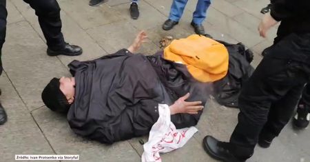 Podpalił się przed kancelarią prezydenta w Kijowie. Ugasili go protestujący w tym samym miejscu lekarze