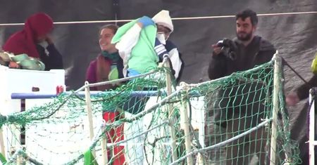 194 migrantów uratowanych z Morza Śródziemnego przejdzie kwarantannę w obawie przed koronawirusem
