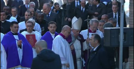 Papież Franciszek “lekko niedysponowany”. Wyglądał na osłabionego podczas mszy w Watykanie