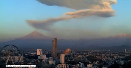 Chmura dymu na Pueblą po spektakularnym wybuchu wulkanu Popocatepetl