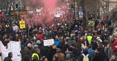 Race rozświetliły Paryż. Protesty przeciwko planowanej reformie emerytalnej nie ustają