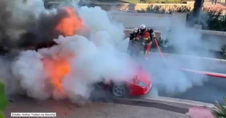 Legendarny model Ferrari stanął w płomieniach w Monte Carlo. Mężczyzna z balkonu próbował ratować samochód