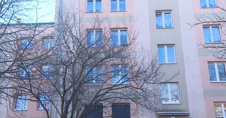 Sekcja zwłok nie wskazuje na udział osób trzecich w śmierci 18-latka na komisariacie w Poznaniu