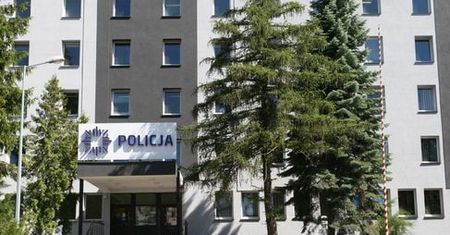ZOSTAŁ WYPCHNIĘTY Z OKNA NA 10 PIĘTRZE. SPRAWCY ZATRZYMANI I ARESZTOWANI