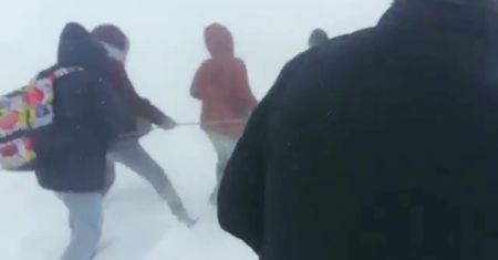 20 osób uwięzionych podczas zamieci śnieżnej w Kazachstanie. Na pomoc ruszyli im ratownicy z długą liną