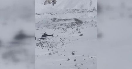 Pakistański pilot wojskowy uratował dwoje wspinaczy górskich, którzy utknęli na lodowcu Baltoro po nieudanym ataku na Broad Peak