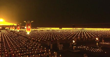 Tysiące pochodni zapłonęło podczas buddyjskiego festiwalu w Tajlandii