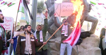 Demonstranci w Teheranie spalili flagę USA w proteście przeciwko „umowie stulecia”