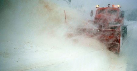 IMGW ostrzega: intensywne opady śniegu, oblodzenie, zawieje i zamiecie śnieżne