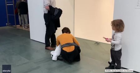 YouTuber nabrał odwiedzających nowojorskie Muzeum Sztuki Nowoczesnej. Myśleli, że okulary na podłodze są częścią wystawy