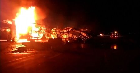Laweta pełna nowych samochodów spłonęła na autostradzie w Meksyku