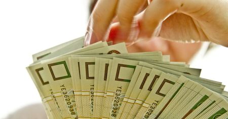 Badanie: 17 proc. Polaków stale spiera się o pieniądze