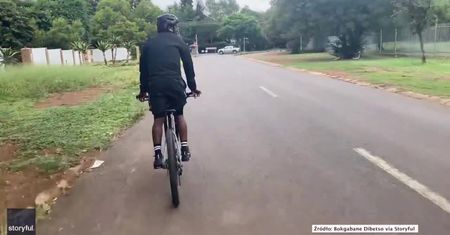 Podczas przejażdżki rowerowej mężczyzna zaliczył spektakularny upadek