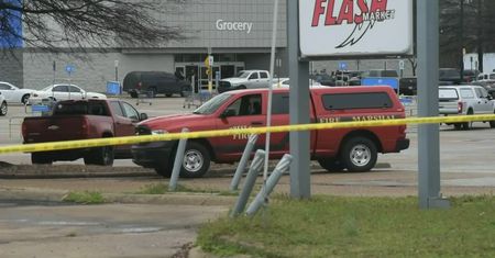 Strzelanina przy hipermarkecie w Arkansas. Dwóch policjantów rannych, napastnik zastrzelony