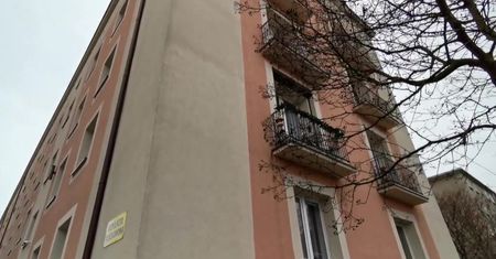 Prokuratura bada okoliczności śmierci 46-letniego mężczyzny w Ostrowiu Wielkopolskim. Ciało miało 21 ran kłutych