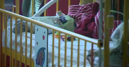 Zarzuty dla pijanej matki z Łodzi, która zostawiła 18-miesięczne dziecko pod opieką pijanej babci