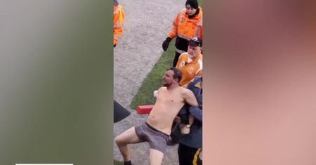 Półnagi intruz próbował przerwać mecz futbolu amerykańskiego