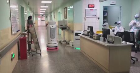 Sztuczna inteligencja walczy z koronawirusem. Roboty patrolują ulice, badają ludzi i dezynfekują szpitale