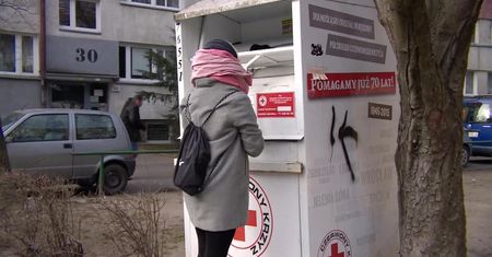 Zarzuty dla polityków PiS za okradanie kontenerów ubraniowych PCK