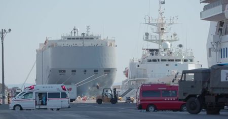 Przewlekle chorzy i osoby w podeszłym wieku opuszczają statek objęty kwarantanną. Już ponad 170 przypadków koronawirusa na Diamond Princess