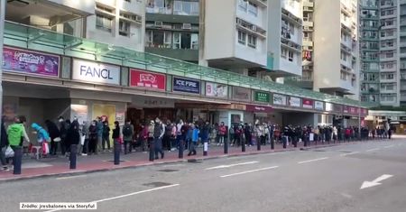 Kolejka po maski ochronne w Hongkongu. Sieć drogerii ogranicza sprzedaż