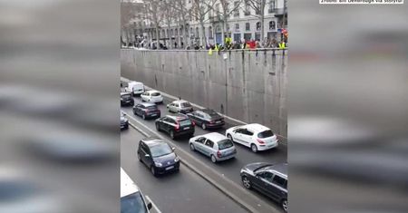 We Francji trwają zmasowane protesty i strajki.