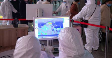 Epidemiolog o koronawirusach: światełkiem w tunelu – leki na HIV