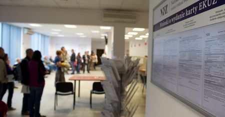 NFZ zachęca do wyrobienia karty EKUZ przed feriami za granicą