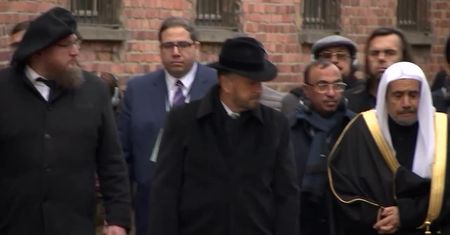Przywódca Światowej Ligi Muzułmańskiej odwiedził Auschwitz wspólnie z delegacją Amerykańskiego Komitetu Żydów