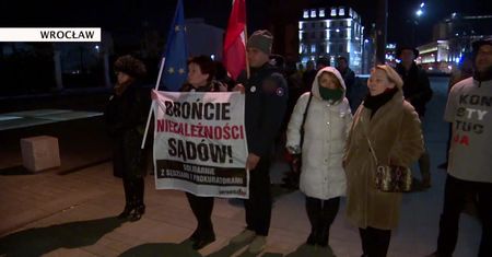 „Dziwię się młodym, że nie biorą udziału w protestach”. Demonstracje w obronie wymiaru sprawiedliwości w kilkunastu miastach