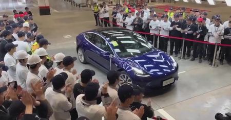 Pierwsze auta Tesli, produkowane w Chinach, trafiły już do nabywców. Elon Musk planuje dalsze inwestycje w chińskie fabryki