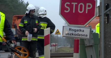 Ciężarówka wjechała pod pociąg relacji Poznań-Berlin. Cztery osoby poszkodowane