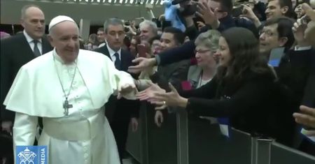 „Pocałuję cię, jeśli mnie nie ugryziesz”. Papież Franciszek żartuje z incydentu z uderzeniem kobiety