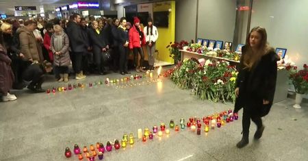 Żałoba narodowa na Ukrainie po katastrofie samolotu w Iranie. Znicze i kwiaty na lotnisku w Kijowie