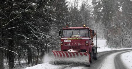 Wszystkie drogi krajowe przejezdne, w kilku województwach występują opady śniegu