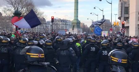 Protest “żółtych kamizelek” w Paryżu. Policja aresztowała pond 30 osób