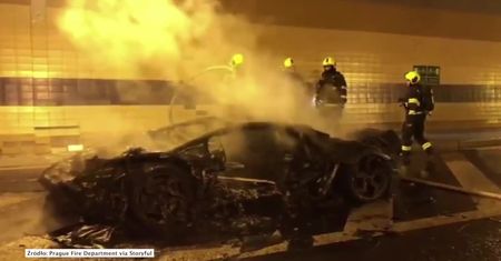 Wypadek w tunelu w Pradze. Doszczętnie spłonęło auto, warte ponad 1,6 mln dolarów