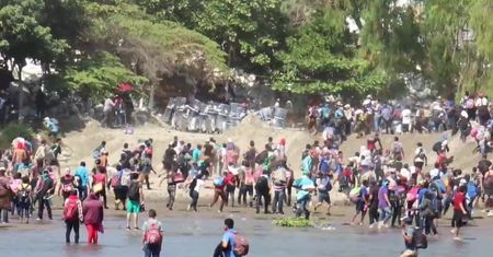 Meksyk powiedział migrantom “nie” i zamknął most. Karawana przeszła rzeką