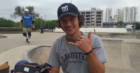 Sport pomógł mu zwalczyć kompleksy i dał radość z życia. Skater bez nóg zachwyca efektowną jazdą na deskorolce
