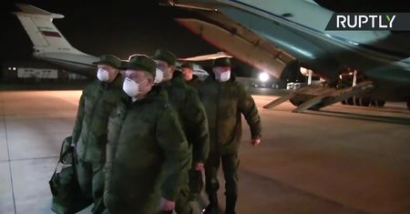 Rosyjski samolot wojskowy ze sprzętem medycznym wylądował w Rzymie. Będą kolejne transporty