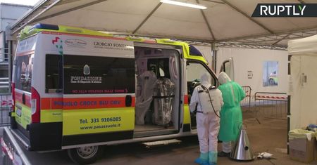Dezynfekują karetki jedna za drugą. Nieustająca praca służb we Włoszech