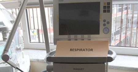 W szpitalach jest kilkadziesiąt procent wolnych respiratorów